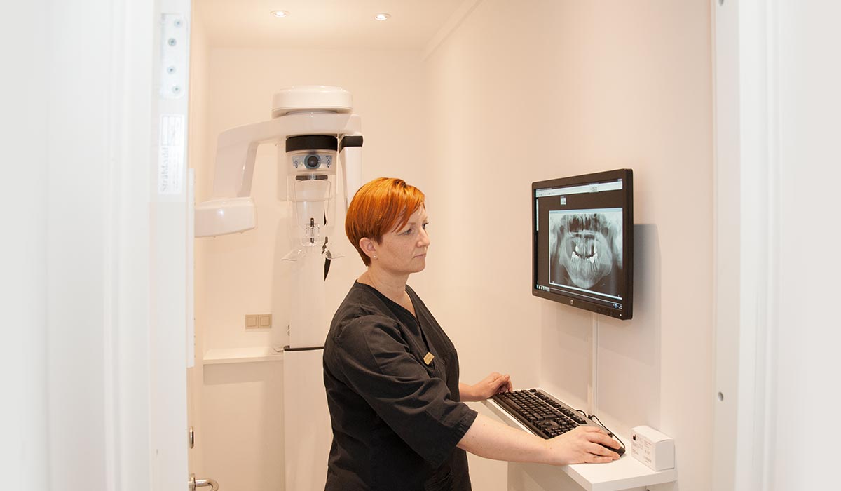 Tandlæge Sheila ved klinikkens digitale panoramarøntgen